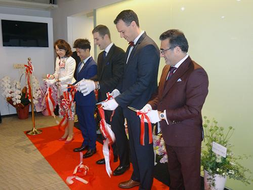 テープカットのようす